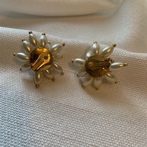 Vintage Jewelry - Stranger Things Vintage Pearl Clip Earrings Vintage Jewelry - Stranger Things Vintage Pearl Clip Earrings